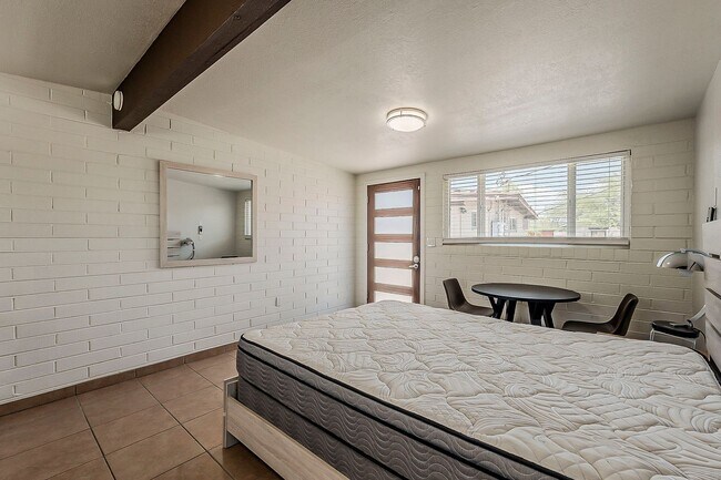 Building Photo - 1647 N Santa Rita Ave