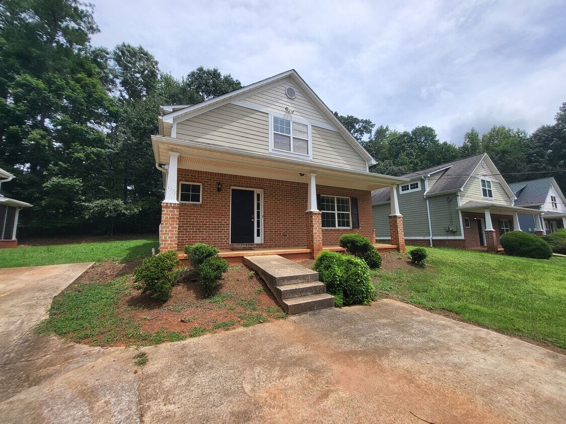 Primary Photo - 4bed/4bath Eastside Home!