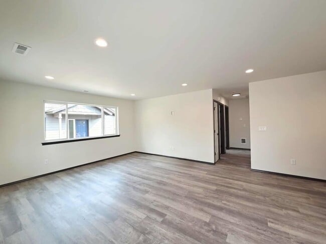 Building Photo - 1214 N Baker Ave