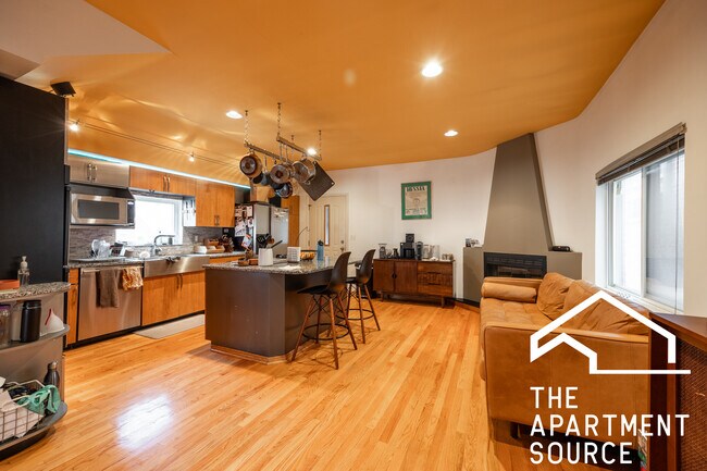 Foto del edificio - 1224 W Augusta Blvd