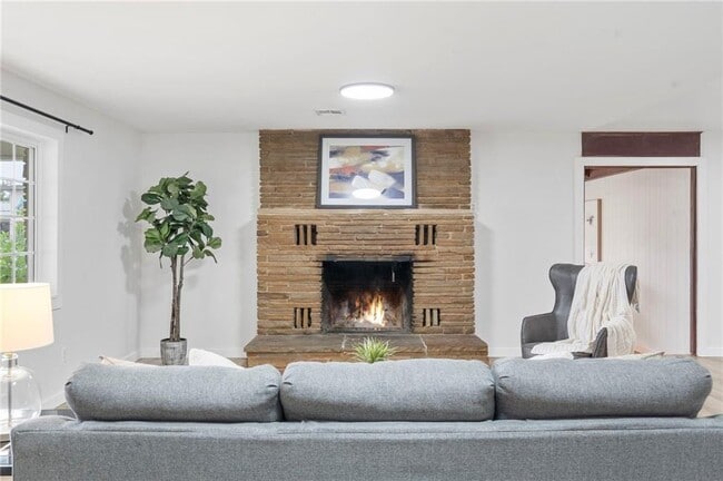 Building Photo - 701 NW Ford Ln