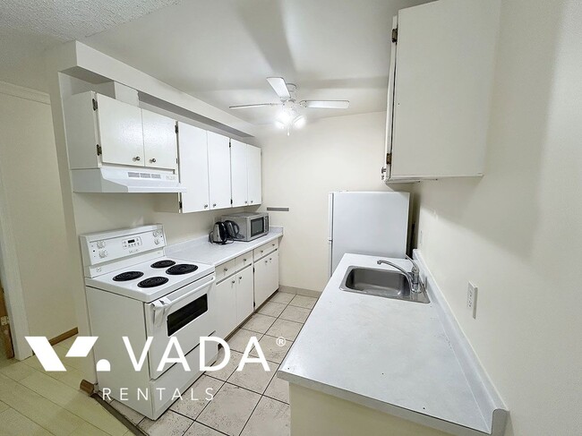 Building Photo - Sussex Square 1 Bedroom Apartment For Rent...