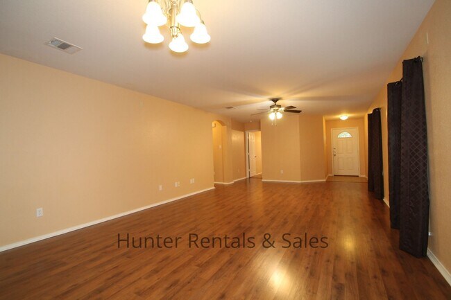 Building Photo - Beautiful Home!