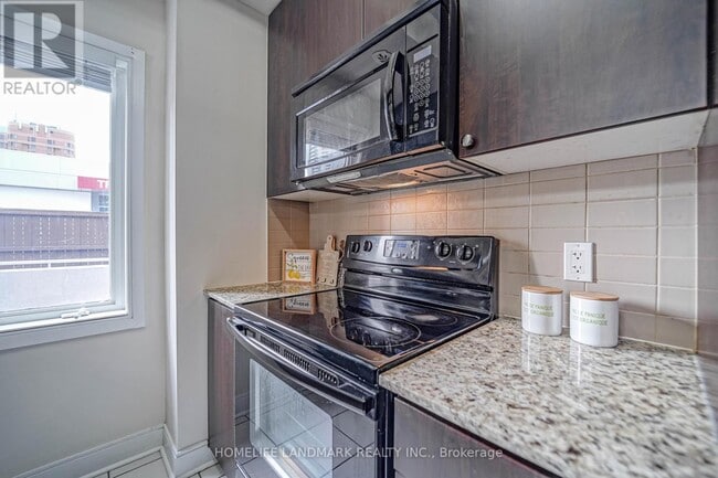 Photo du bâtiment - 315 Village Green Square