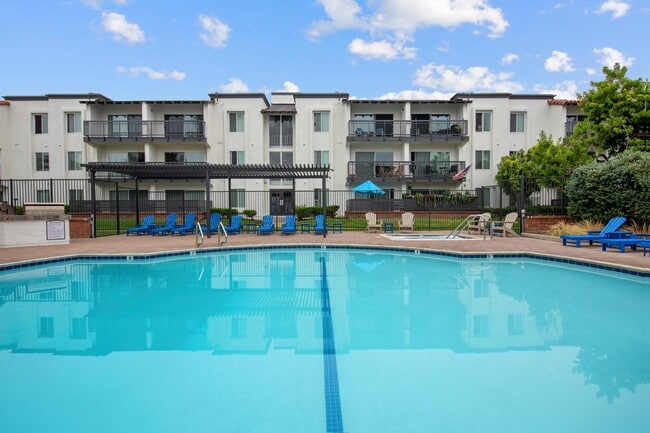 Building Photo - Huntington Vista