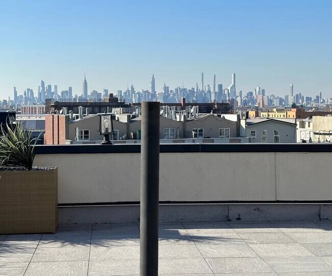 Foto del edificio - Furnished room/NOT APARTMENT