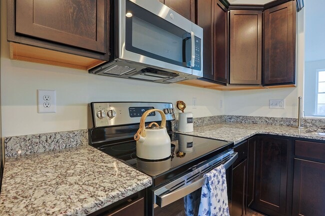 Building Photo - Luxury Townhomes!