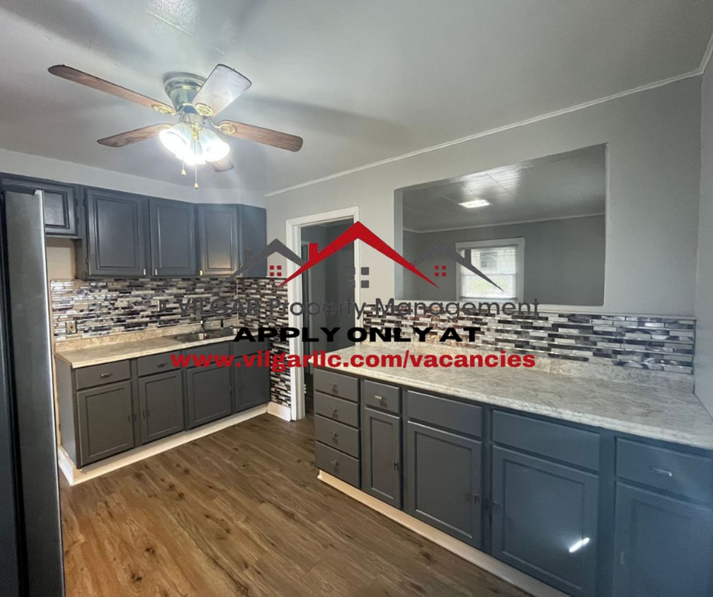 Primary Photo - Step into comfort and convenience with thi...