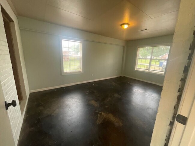 Building Photo - Renovated 4 Bedroom 1.5 Bath Home for Rent!