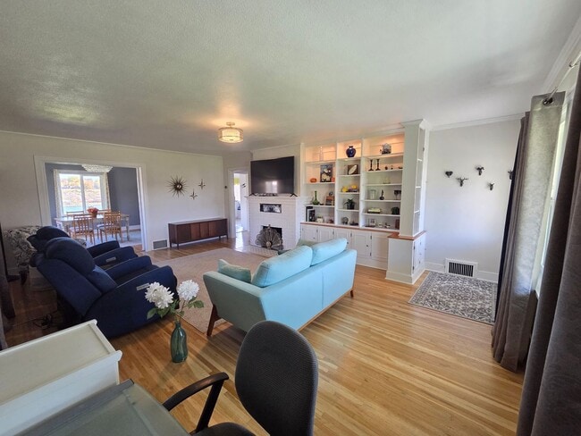 Foto del edificio - Fully Furnished 1-Bedroom with River Views...