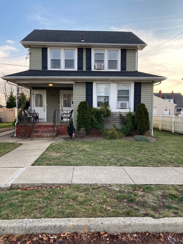 Frente - 135 Roosevelt St