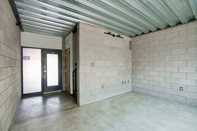 Building Photo - 727 E Portland St