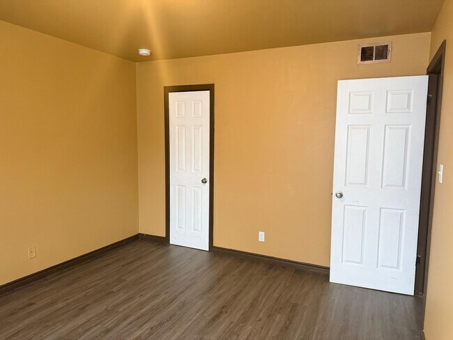 Foto del edificio - 6816 S Toledo Ave