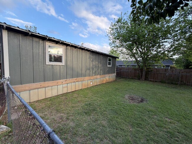 Foto del edificio - Charming 2BR/1BA Home with Fenced Yard & Mature Trees in Downtown Blanco!