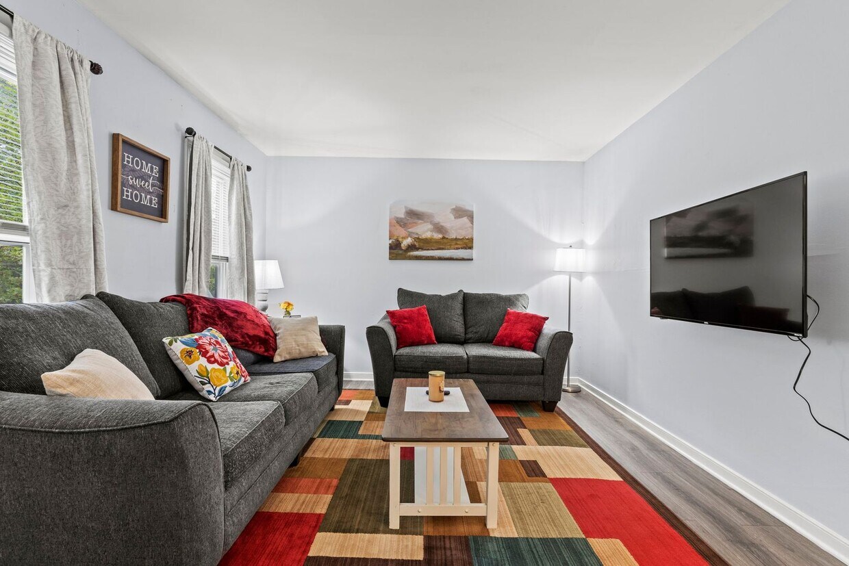 Foto principal - Furnished 2 Bed/2 Bath with Office and Deck