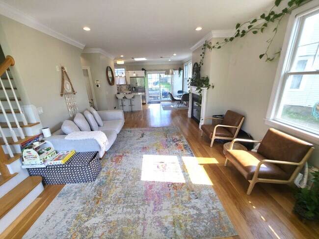 Building Photo - Spacious 3BR End-Unit Townhome with Finished Basement & Tandem Parking