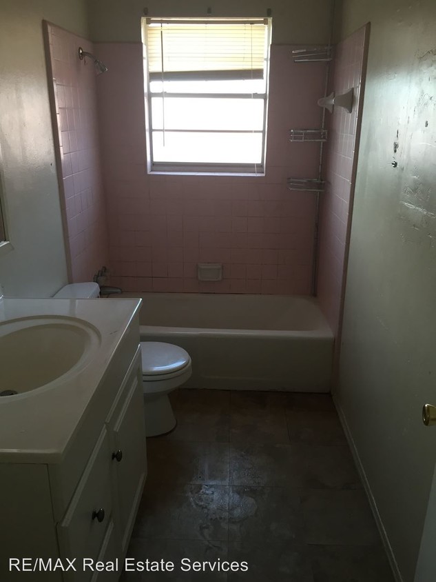 Building Photo - 3 br, 1.5 bath House - 321 Phoenix