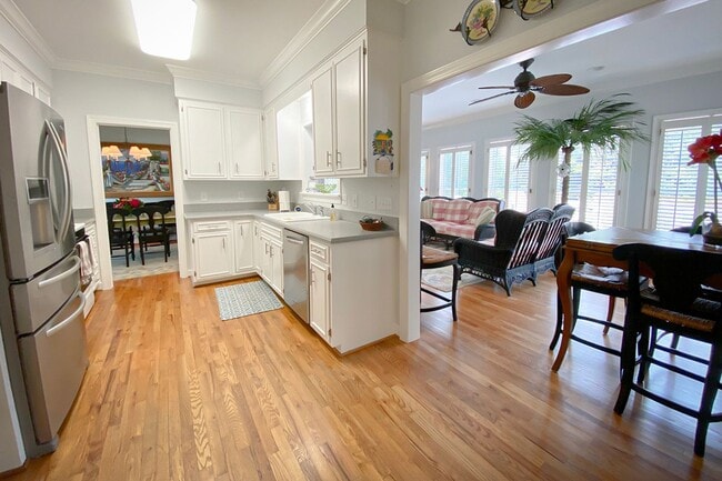 Building Photo - Beautifully FURNISHED Off Season 3bd/2.5 BA Single Family Home