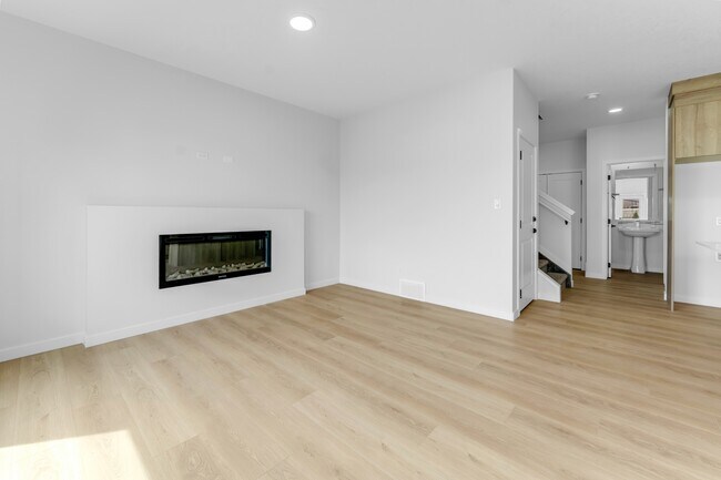 Building Photo - 6381-6381 King Wynd SW