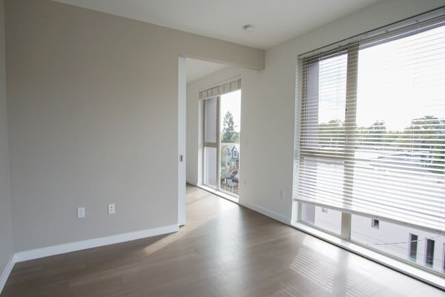 Foto del edificio - Fabulous Top Floor Sellwood 1-Bedroom with Condo-Grade Finishes!