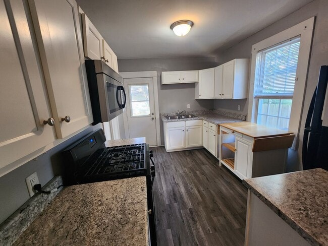 Building Photo - 3 Bedroom in Moline