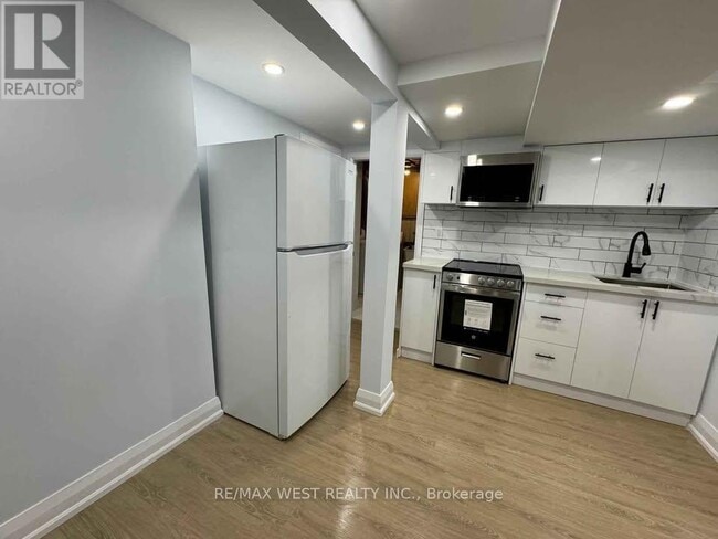 Building Photo - 2401 Hemlock Ct