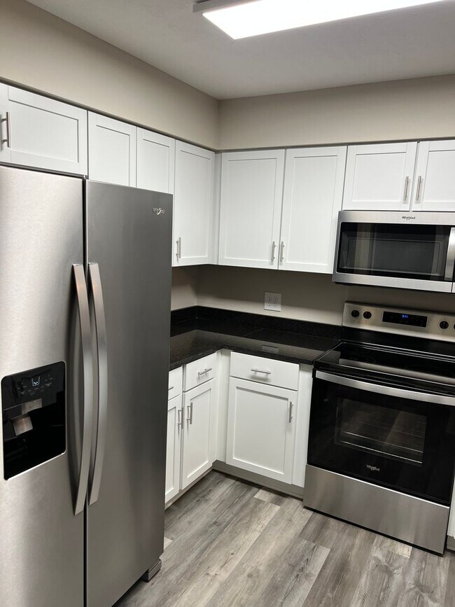 Foto del edificio - Remodeled 3 Bedroom 2 Bath Condo