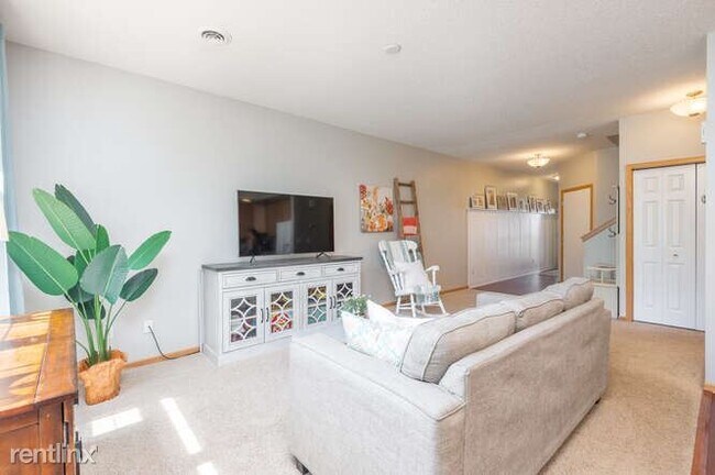 Building Photo - 3 br, 1.5 bath Townhome - 5787 Colony Lane
