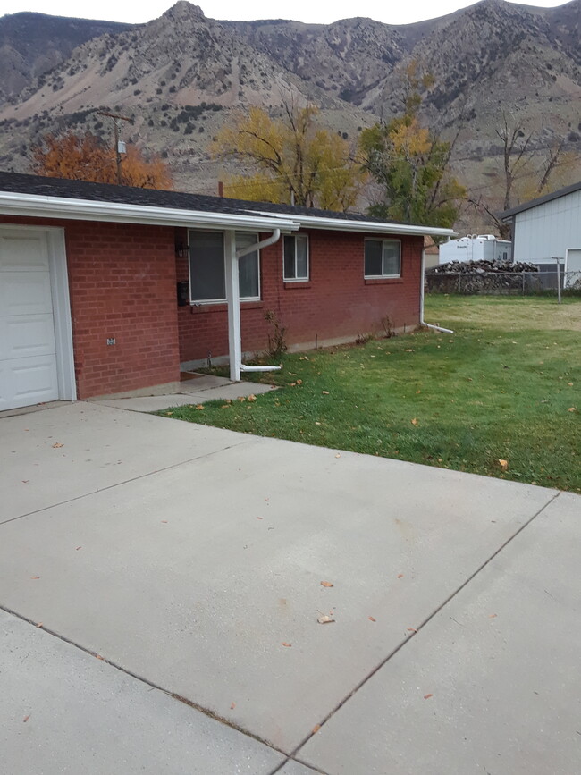 Building Photo - 638 N 400 E