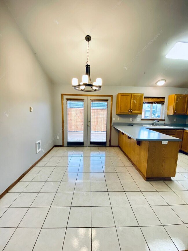 Building Photo - Coveted 3 BR - 2 BA Corner Lot in NE Bend