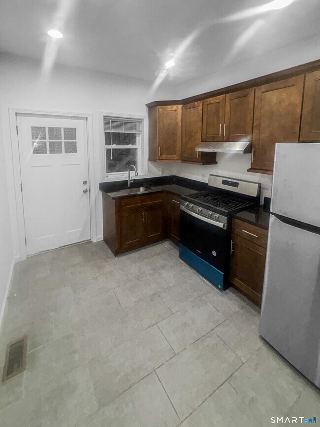 Foto del edificio - 1042 Iranistan Ave