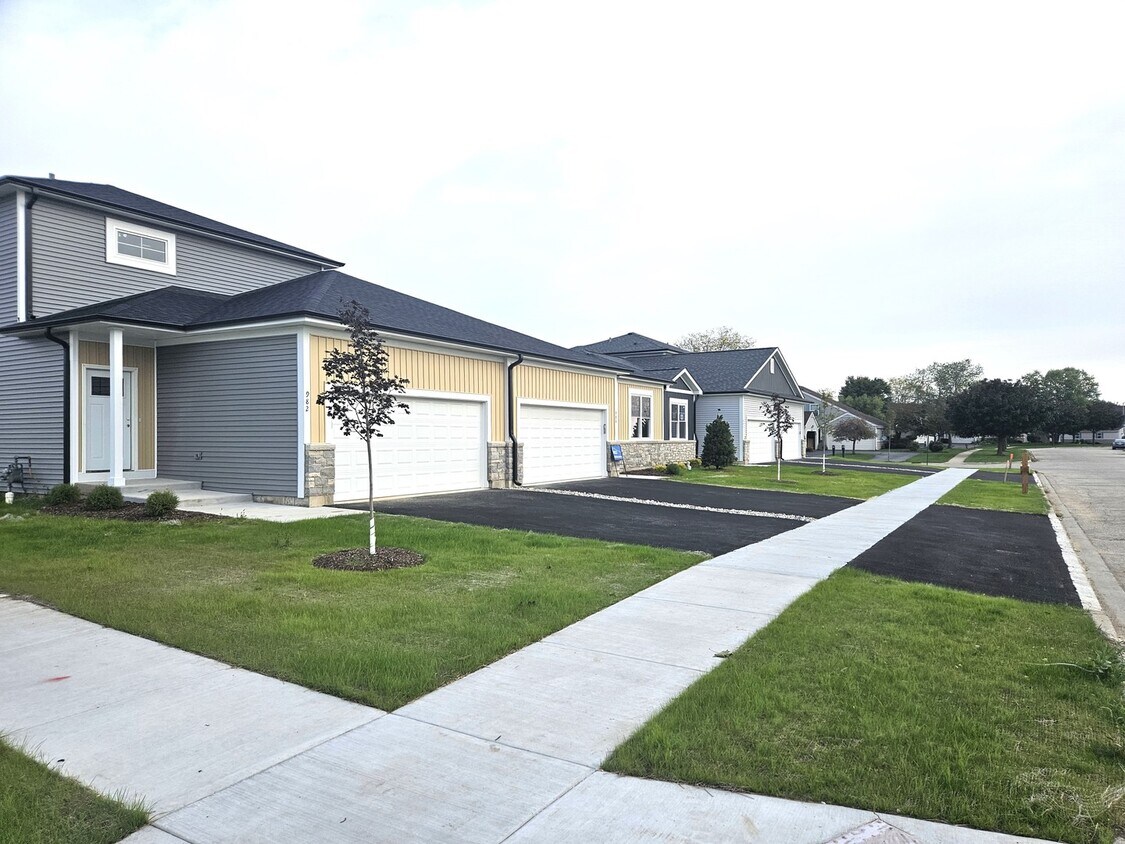 986 Center Dr, Marengo, IL 60152 Condo for Rent in Marengo, IL