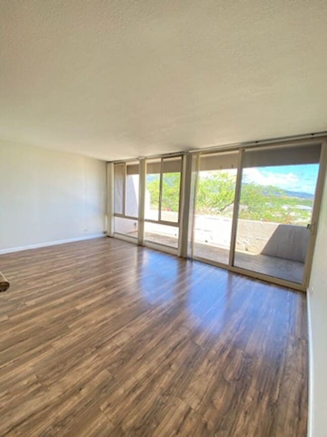 Building Photo - Central Location with Great Ocean and Moun...