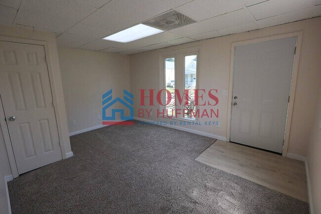 Building Photo - Two Bedroom House | Updated w/ Appliances