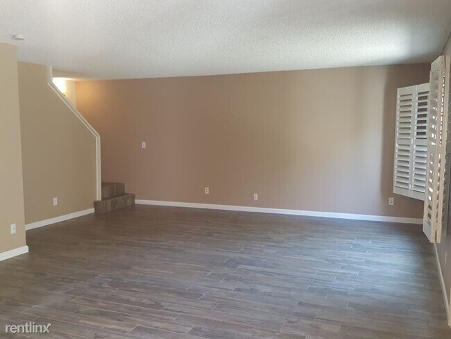 Building Photo - 3 br, 1.5 bath Condo - 10412 Caminito Rimini