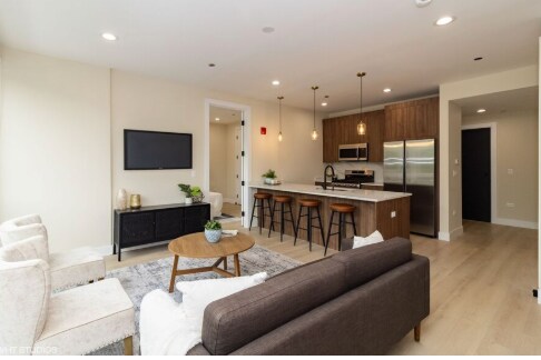 Foto del edificio - 3043 W Irving Park Rd