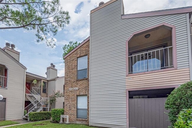 Building Photo - 2025 Augusta Dr