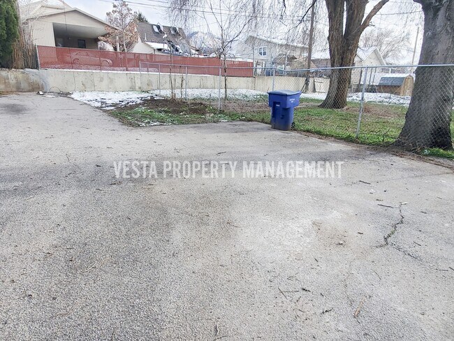 Foto del edificio - 2028 Ogden Ave