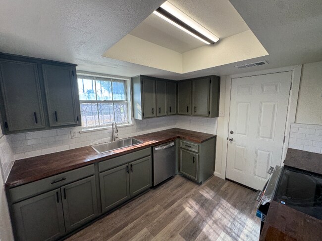 Foto del edificio - 601 Nola Ruth Blvd