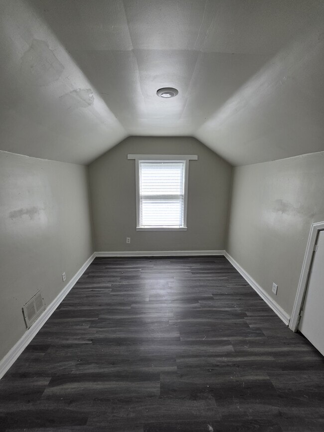 Building Photo - 15448 Log Cabin St