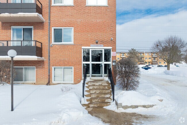 Entrée - 139 Christopher Drive, 205 Champlain Blvd, 215 Champlain Blvd