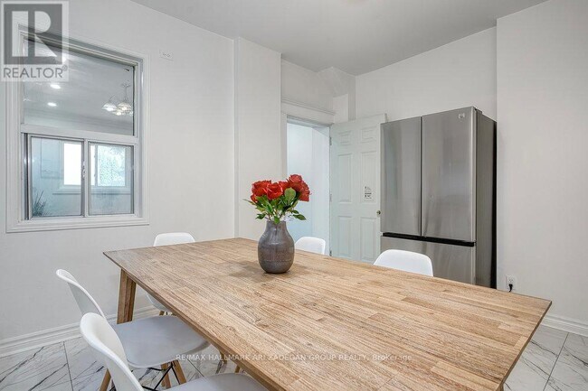 Photo du bâtiment - 151 Broadview Ave