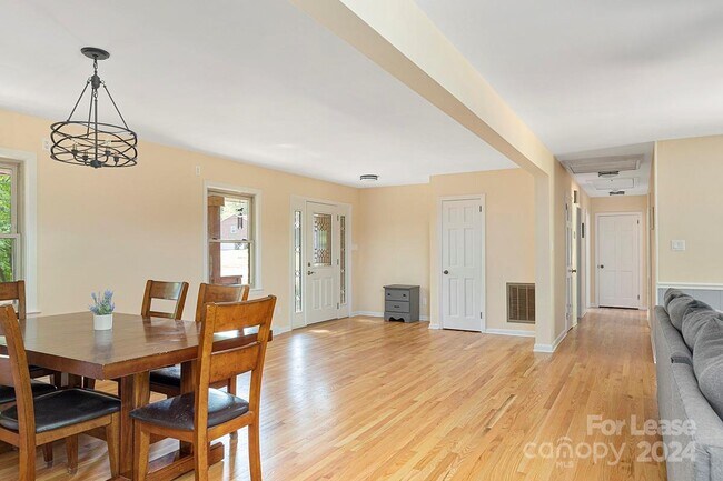 Building Photo - 203 Abingdon Cir