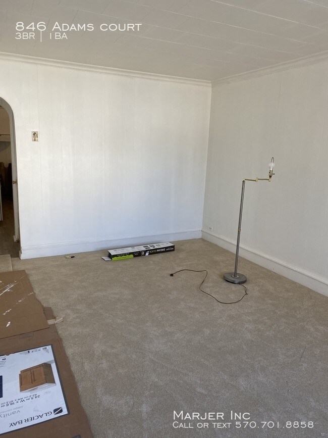 Building Photo - 3 bedroom 1/2 double for rent