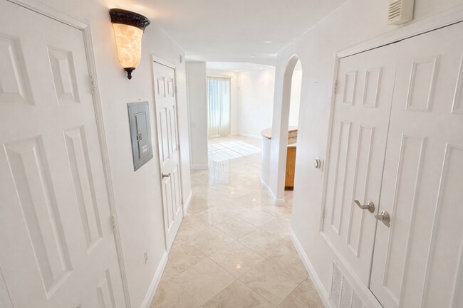 Building Photo - Bright Valley Village Condo for Lease with Balcony & Amenities