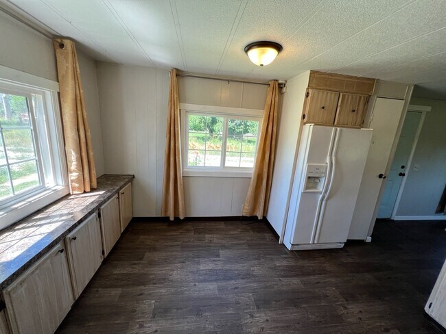 Foto del edificio - Semi-Rural 2 Bedroom 1 Bath Updated Mobile Home w/ Amenities