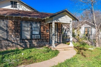 Building Photo - 704 Grape St