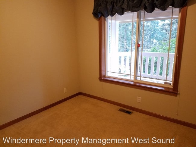 Building Photo - 16532 Lemolo Shore Dr NE