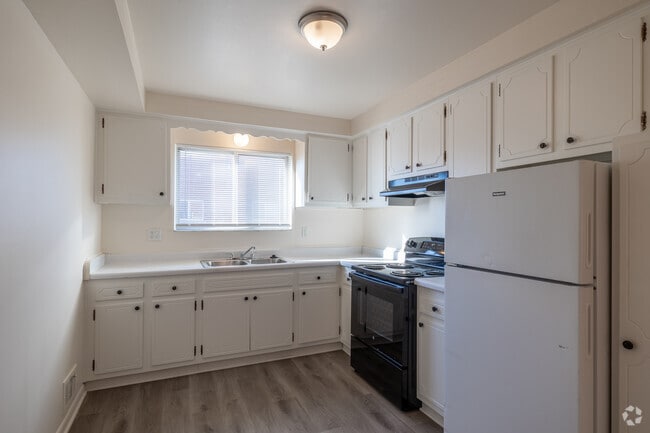 1BR, 1BA - 755SF - Kitchen - Colonial Manor