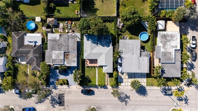 Foto del edificio - 7548 Adventure Ave